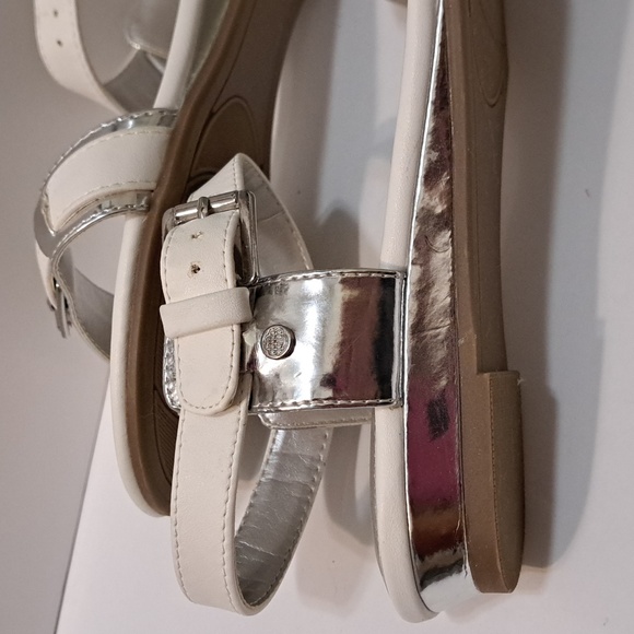 New Women's Dana Buchman Leather Sandals Sz 7 White & Silver - Picture 3 of 8
